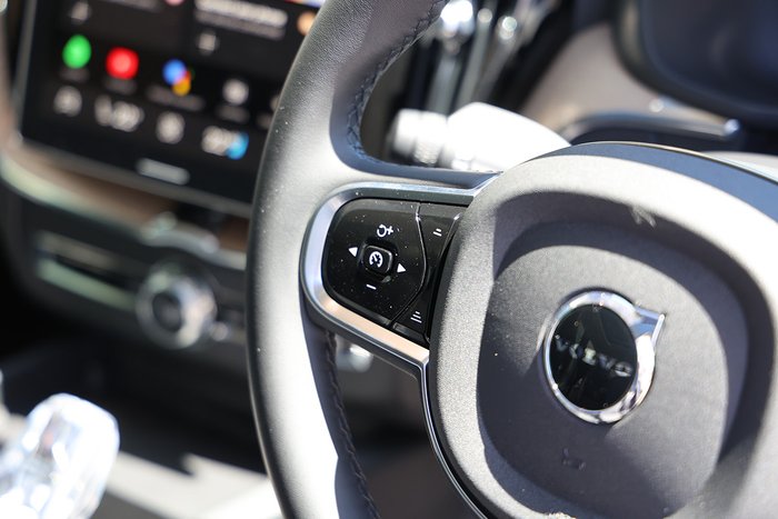 2025 Volvo XC60 Ultra T8 Plug-In Hybrid Dark