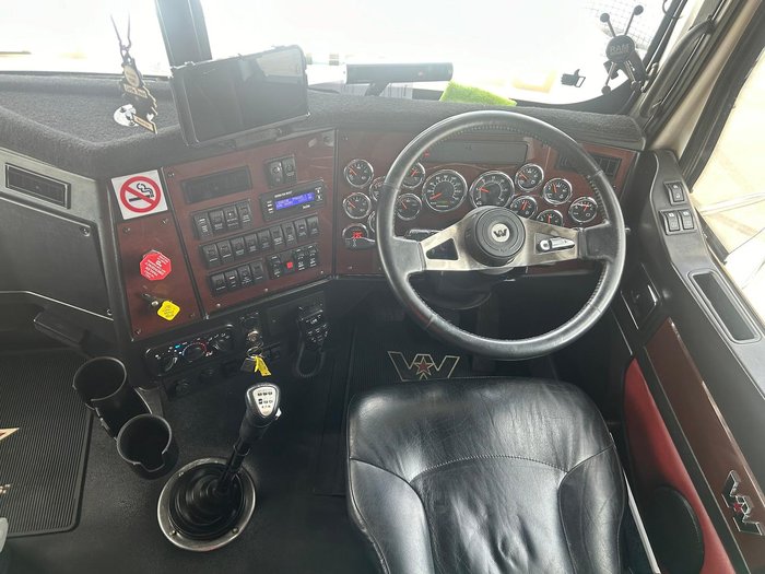 2021 Western Star 4900 Series 4900FXC White