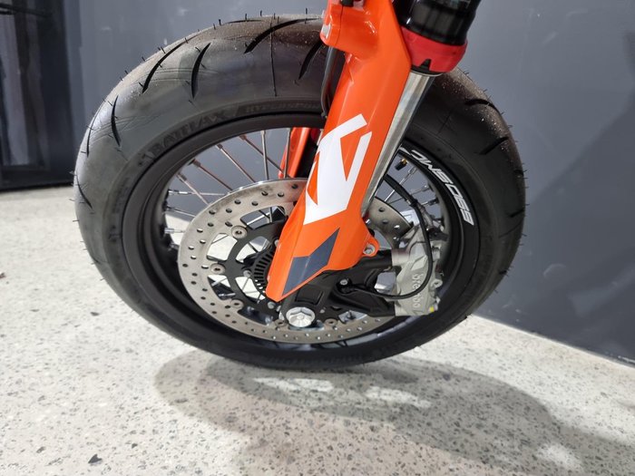 2024 KTM 690 SMC R SMC Orange