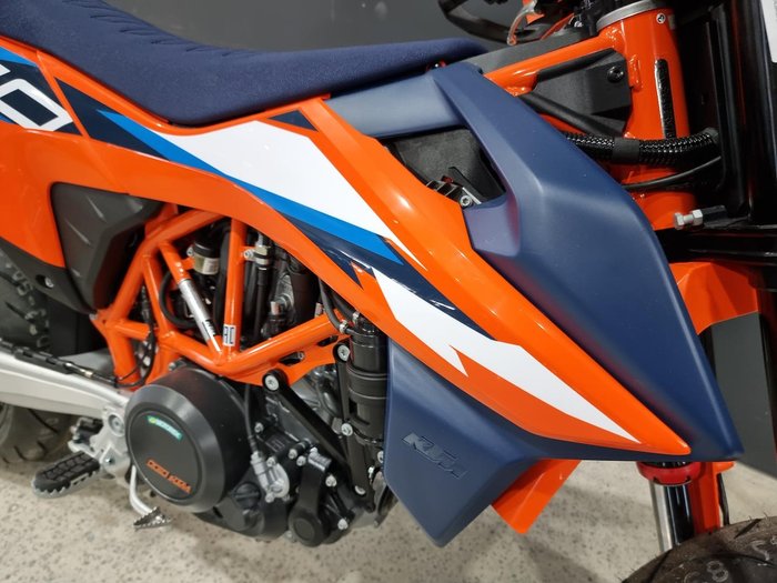 2024 KTM 690 SMC R SMC Orange