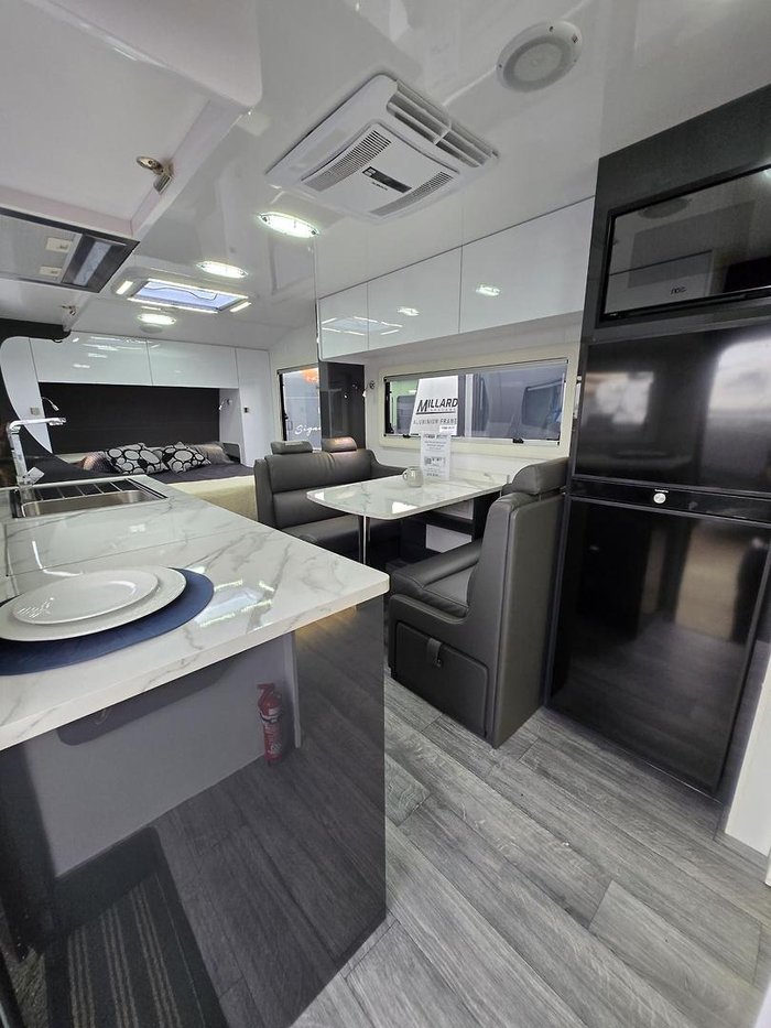 2024 Millard Mflow 19’6 Rear Door