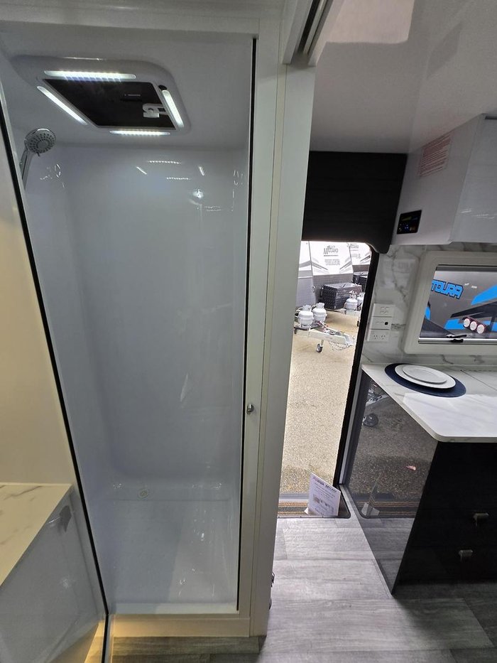 2024 Millard Mflow 19’6 Rear Door