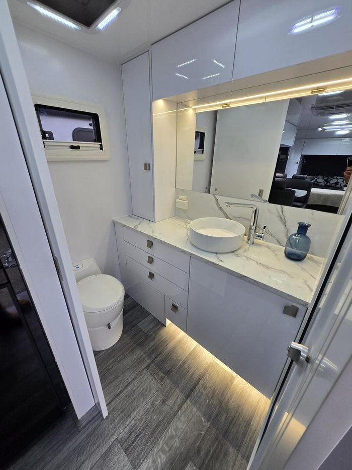 2024 Millard Mflow 19’6 Rear Door
