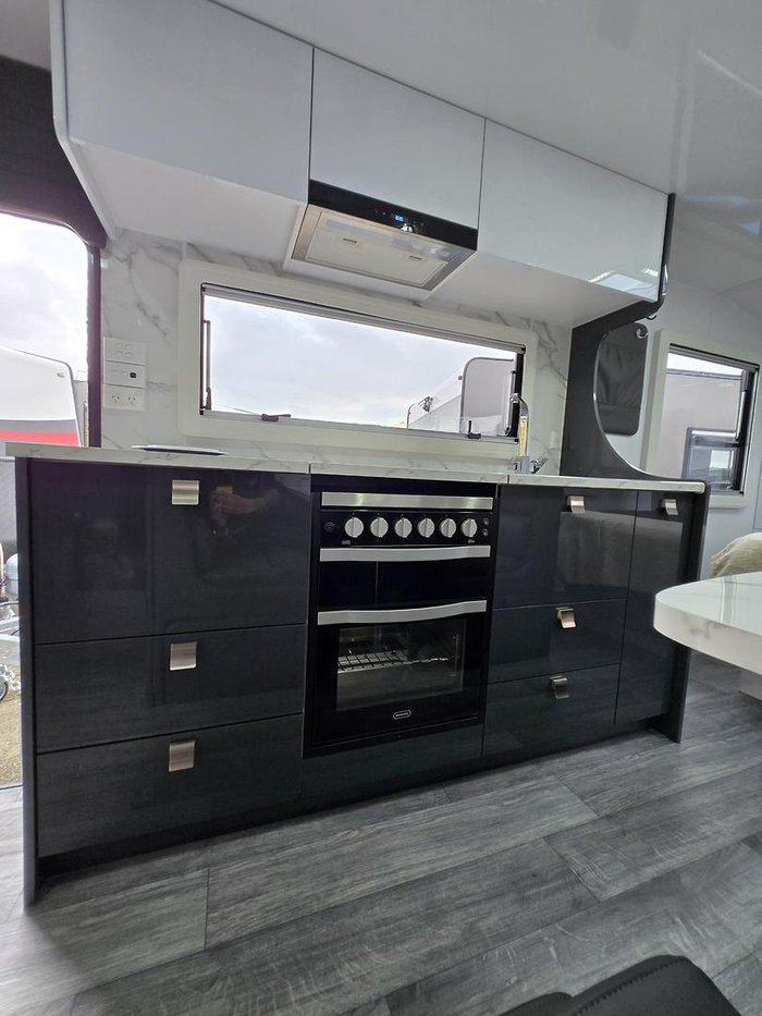 2024 Millard Mflow 19’6 Rear Door