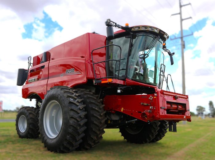 0 CASE IH 8250 Combine RED
