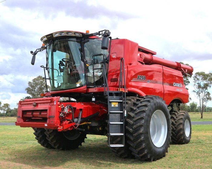 0 CASE IH 8250 Combine RED