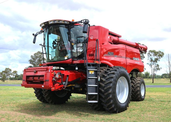 0 CASE IH 8250 Combine RED
