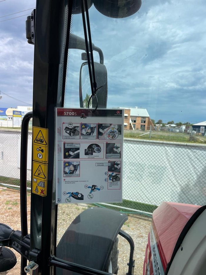 Massey Ferguson 5711 S