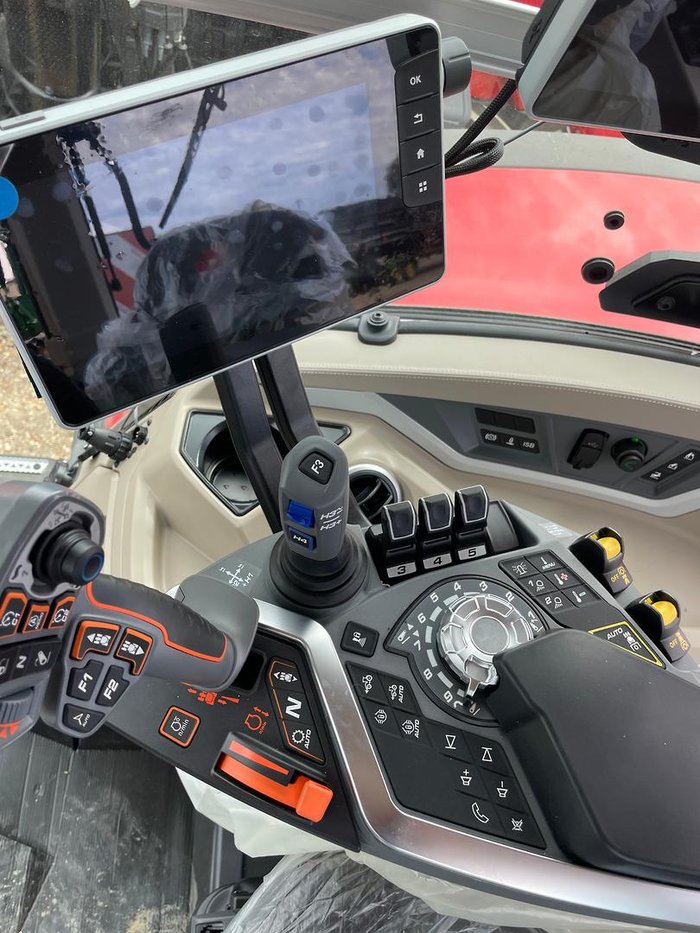 Massey Ferguson 8.S 205