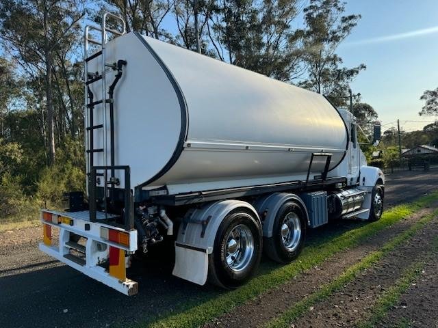 2014 Kenworth T359, Cummins Isl, Auto, 13000L