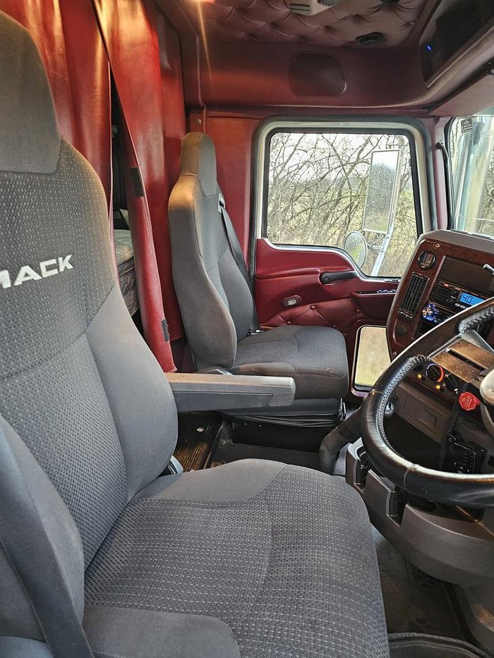 2011 Mack Superliner White