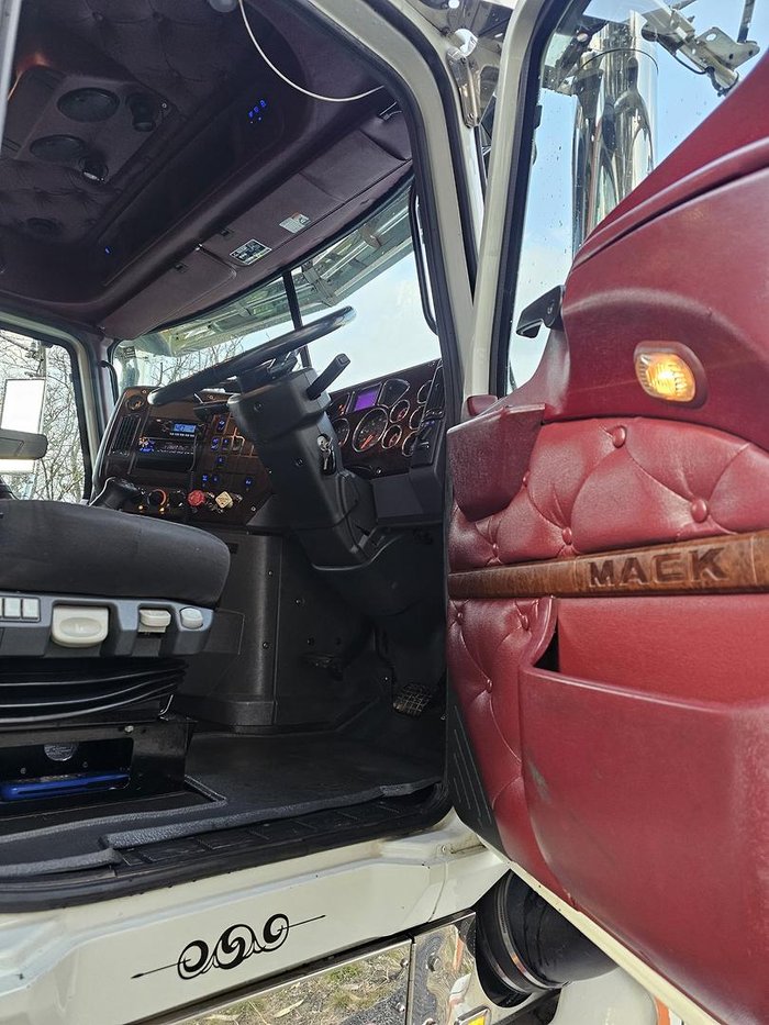 2011 Mack Superliner White