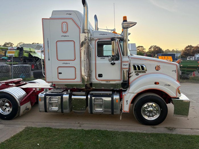 2011 Mack Superliner White