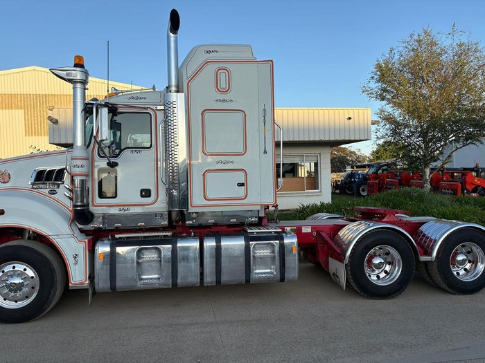 2011 Mack Superliner White