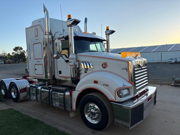 2011 Mack Superliner White