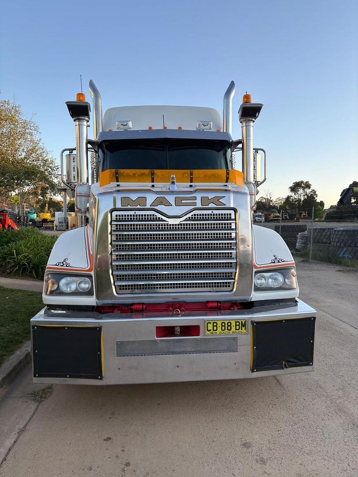 2011 Mack Superliner White