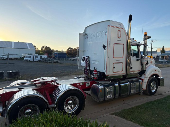 2011 Mack Superliner White