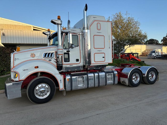 2011 Mack Superliner White