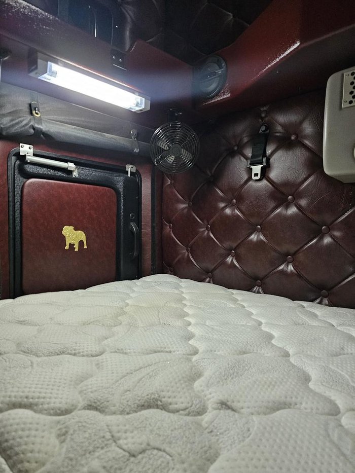 2011 Mack Superliner White