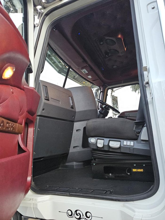 2011 Mack Superliner White