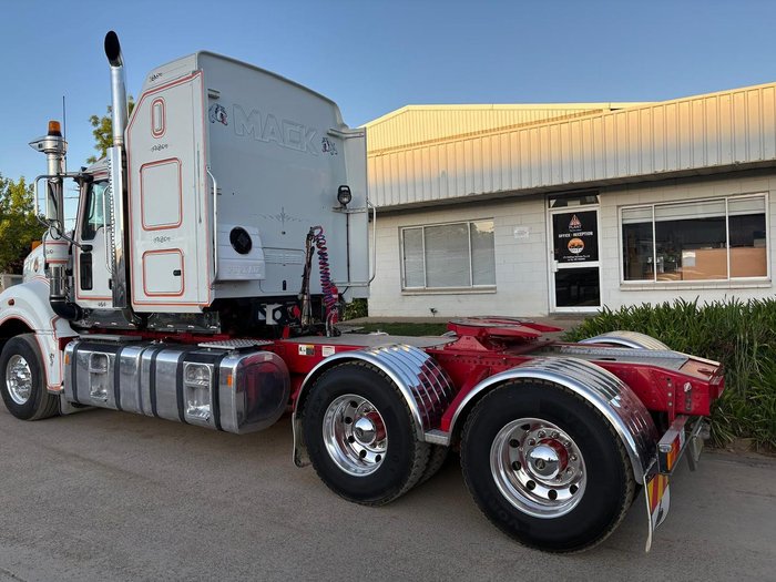 2011 Mack Superliner White