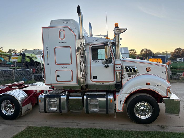 2011 Mack Superliner White
