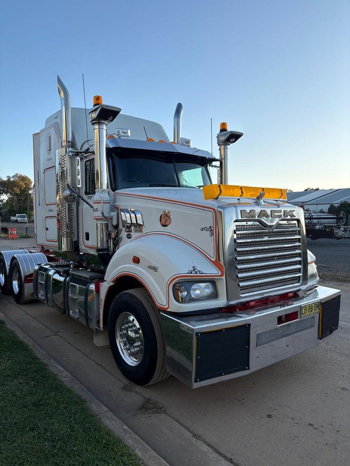 2011 Mack Superliner White