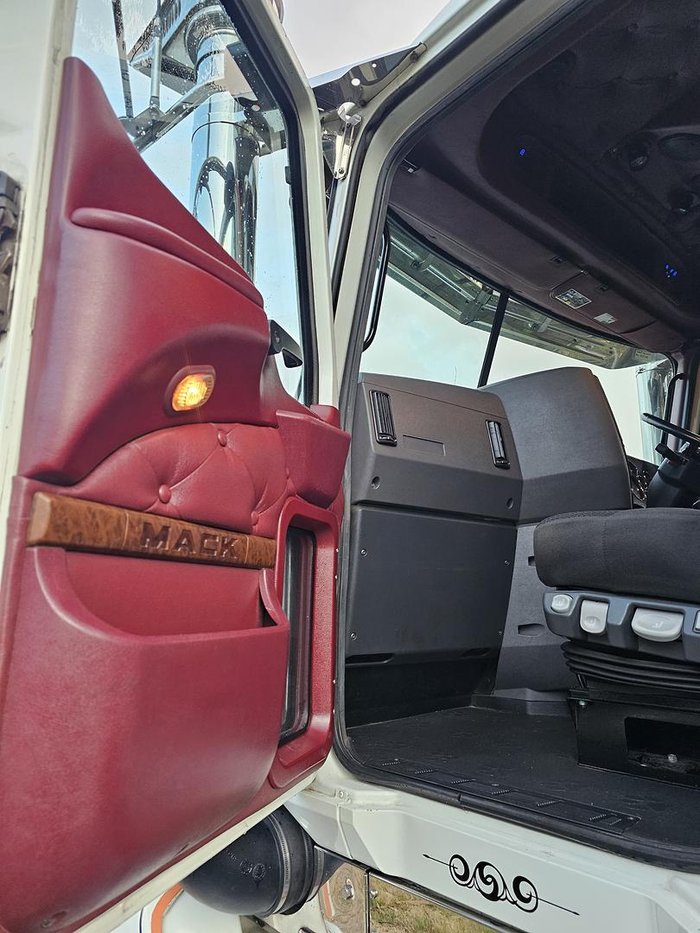 2011 Mack Superliner White
