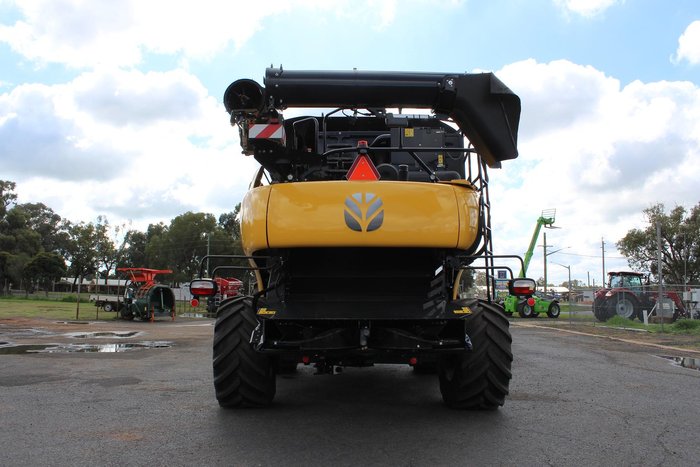 New Holland Cr8.90 Combine
