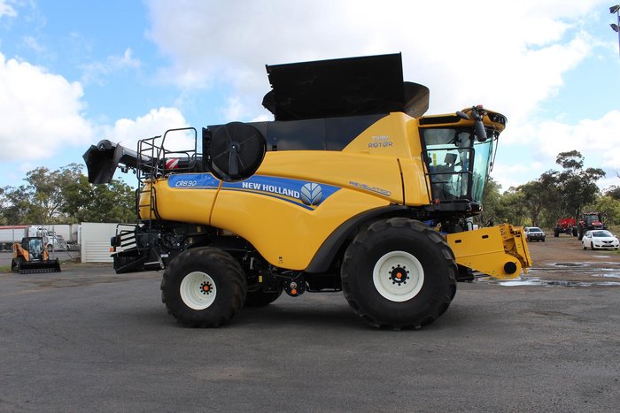 New Holland Cr8.90 Combine