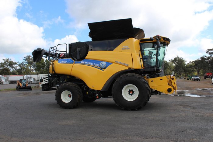 New Holland Cr8.90 Combine