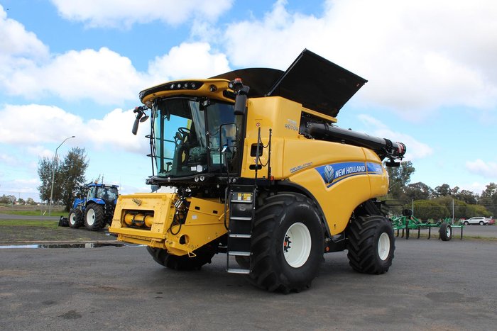 New Holland Cr8.90 Combine