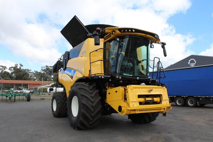 New Holland Cr8.90 Combine