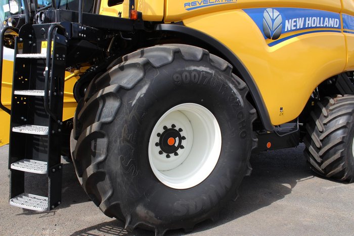 New Holland Cr8.90 Combine
