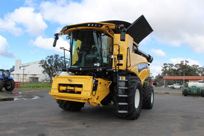 New Holland Cr8.90 Combine