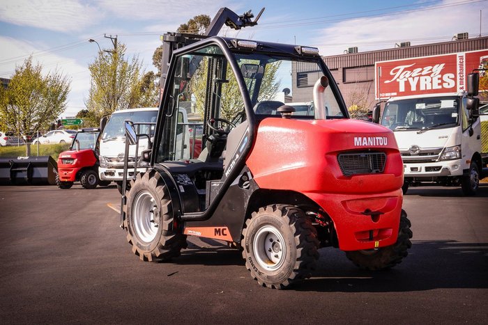 2023 Manitou Mc25-4 Red
