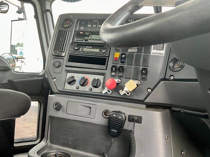 2014 Mack Granite Palfinger Pk11001 Light Use $60000+Gst MACK GRANITE WHITE