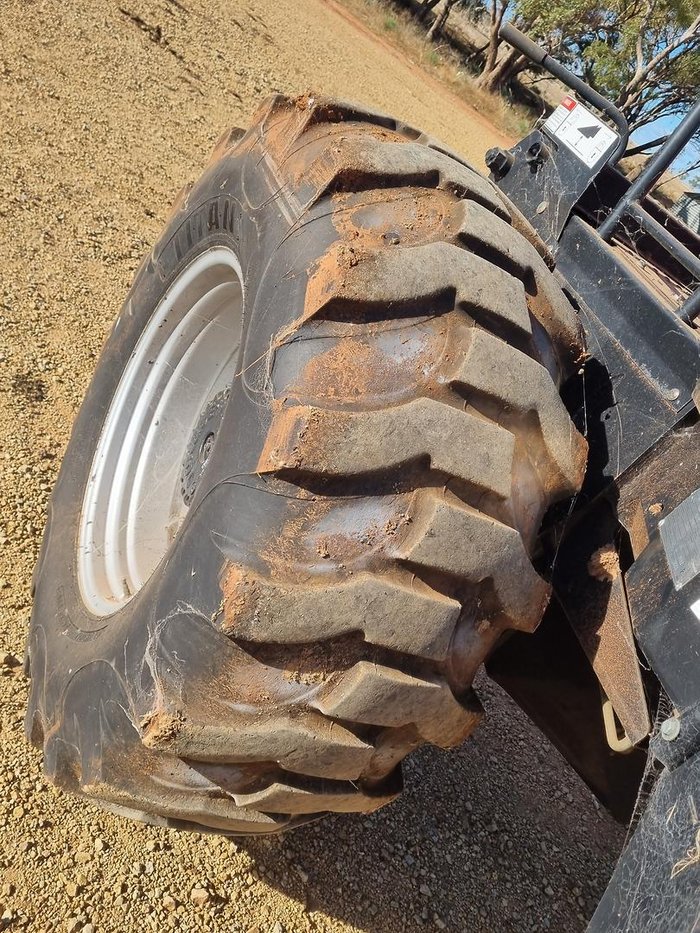 2011 CASE IH Wd2303 Red