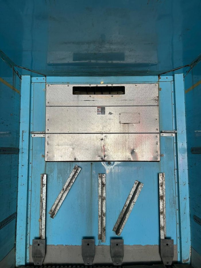 2004 Maxitrans St3 Od 24 Pallet -28 Freezer, Roller Door. 4.3