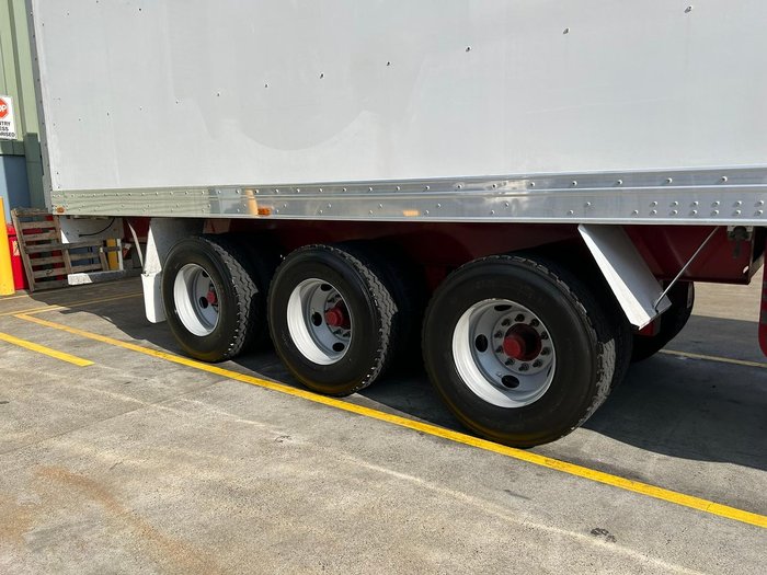 2004 Maxitrans St3 Od 24 Pallet -28 Freezer, Roller Door. 4.3