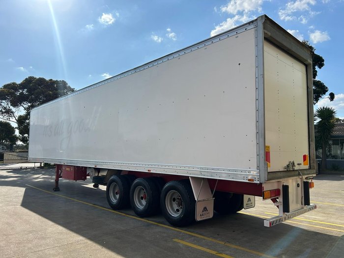 2004 Maxitrans St3 Od 24 Pallet -28 Freezer, Roller Door. 4.3