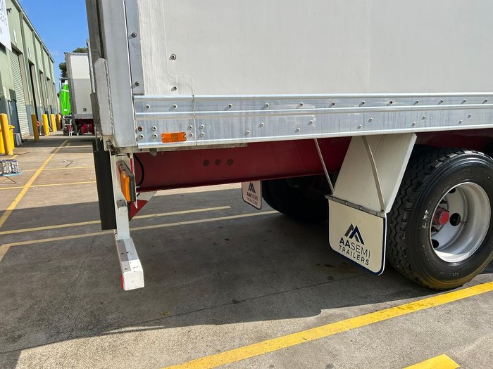 2004 Maxitrans St3 Od 24 Pallet -28 Freezer, Roller Door. 4.3