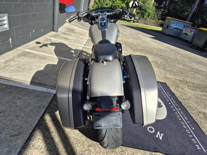 2018 Harley-Davidson Sport Glide 107 (FLSB) Softail Silver