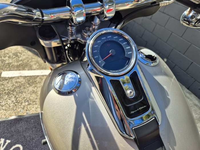 2018 Harley-Davidson Sport Glide 107 (FLSB) Softail Silver