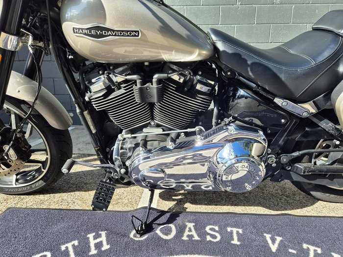 2018 Harley-Davidson Sport Glide 107 (FLSB) Softail Silver