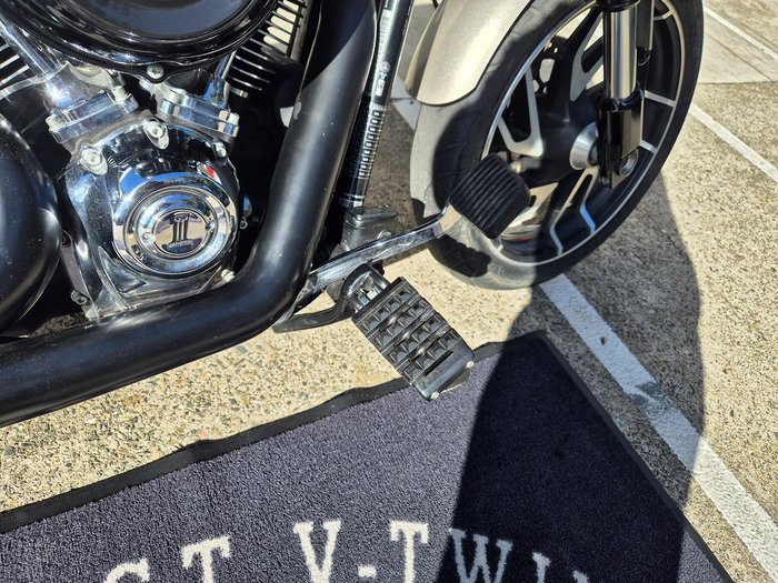2018 Harley-Davidson Sport Glide 107 (FLSB) Softail Silver