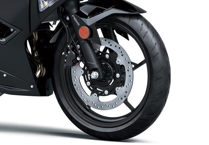 2025 Kawasaki Ninja 500 (EX500G) Ninja Silver