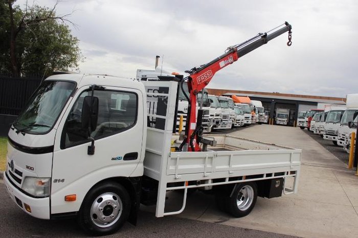 2008 Hino 300 616 300/ WHITE