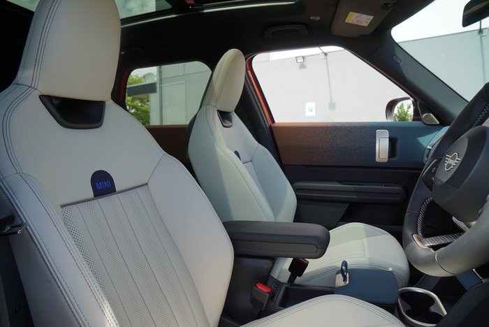 2024 MINI Countryman E Favoured