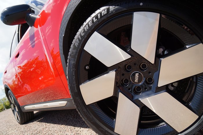 2024 MINI Countryman E Favoured